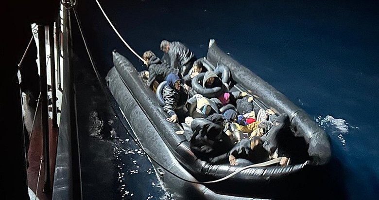 İzmir’de sürüklenen lastik bottaki 33 düzensiz göçmen kurtarıldı