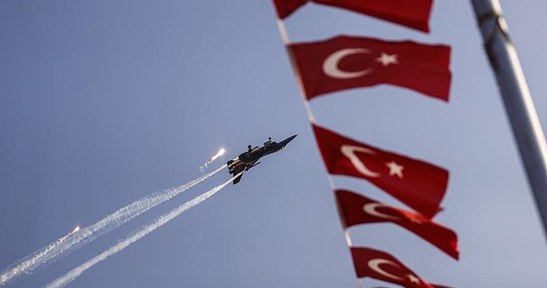 SOLOTÜRK Mersin’in kurtuluş yıl dönümünde gösteri uçuşu yaptı