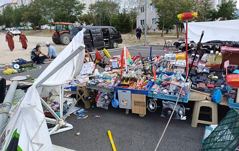 Kütahya’da şiddetli rüzgar hayatı felç etti! Pazar tezgahları devrildi, çadırlar uçtu