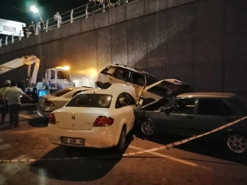 Denizli’de zincirleme trafik kazası! 4 otomobil birbirine girdi