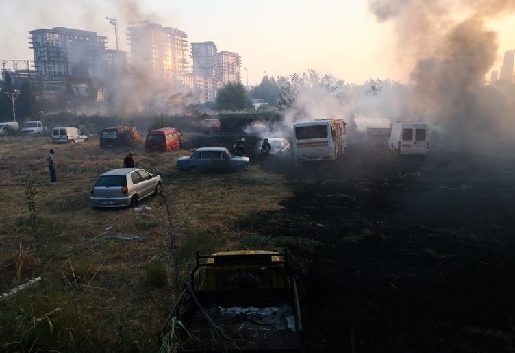 İzmir Bornova’da çıkan yangın, Yediemin Otoparkı’ndaki araçlara sıçradı