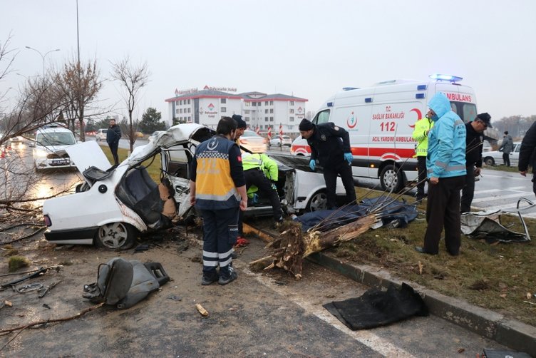 Kütahya-Afyonkarahisar Çevre Yolu’nda feci kaza: 2 ölü, 3 yaralı