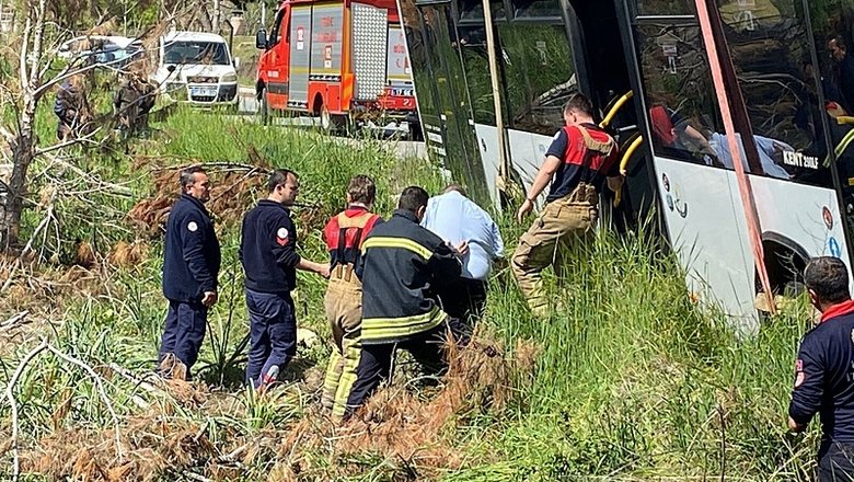 Çanakkale’de şarampole kayan yolcu otobüsü vinçle çıkarıldı