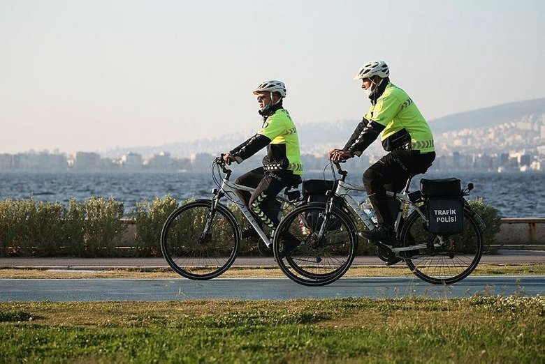 İzmir’in Beyaz Kırlangıçları bisiklet yollarının güvenliği için pedala bastı