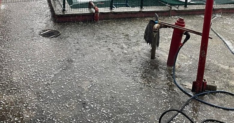 Afyonkarahisar’da dolu yağışı etkili oldu