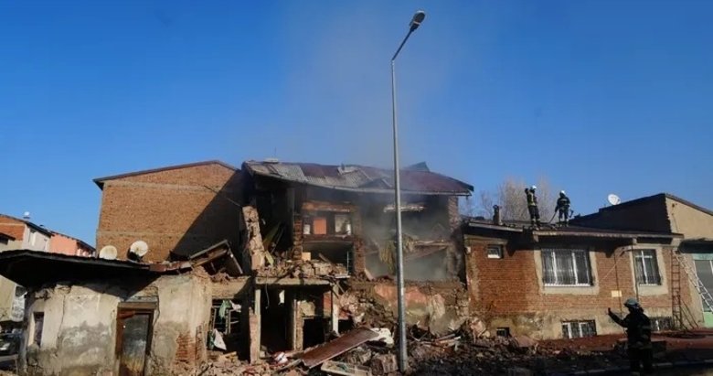 Erzurum’da doğalgaz patlaması: 2 ev çöktü, 1 yaralı!