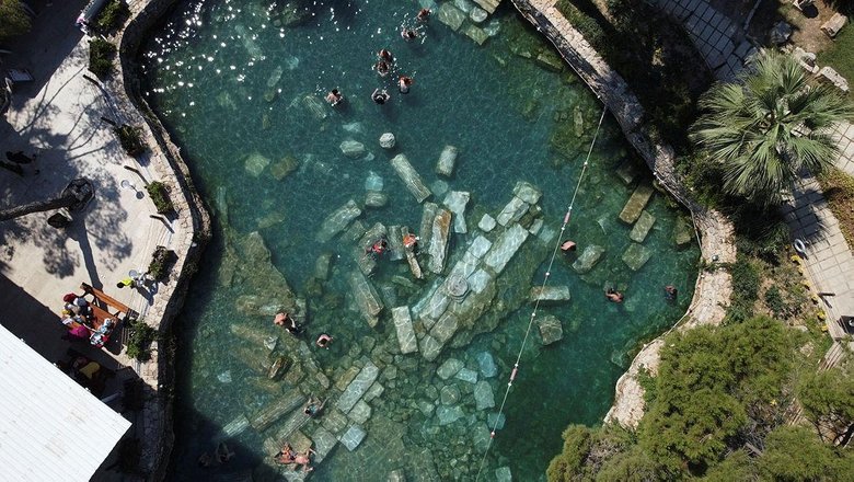 Pamukkale’de 36 derecelik sıcaklığa sahip antik havuz sıcak havada da ilgi görüyor