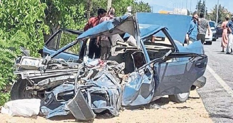 Otomobil kamyonete çaptı: 1 kişi öldü, 2 kişi yaralandı