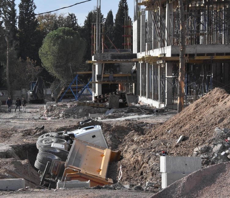 İzmir’de Ege Üniversitesi Kampüsü’ndeki yurt inşaatında zemin çöktü! Faciadan dönüldü