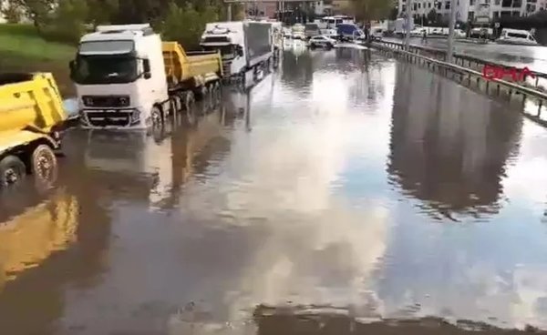 sari-kodlu-uyari-yapilmisti-saganak-istanbulu-felc-etti-vatan-caddesinde-yol-coktu-araclar-su-altinda-kaldi-1761376271673.jpeg