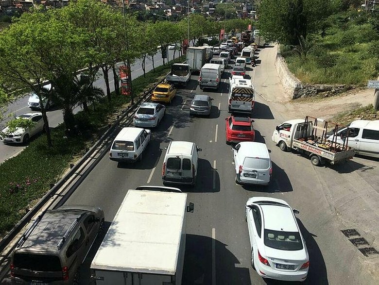 İzmir'de kapanmanın ilk günü! Denetimde uzun araç kuyruğu oluştu