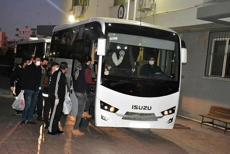 Menemen Belediyesi’ne operasyonda yeni gelişme! Başkan Aksoy’un da aralarında bulunduğu 26 şüpheli adliyeye sevk edildi