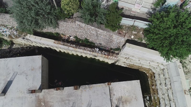 İzmir’de tehlike saçan görüntü! Belediyenin su dolu inşaat çukuruna mahalleli isyan etti!