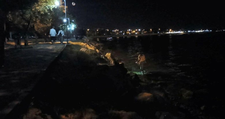 Herkes keyif için sahilde gezerken, o bir elinde kova bir elinde fener suyun içindeydi