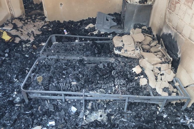 İzmir’deki yangında evleri küle döndü; gözyaşlarını tutamadı