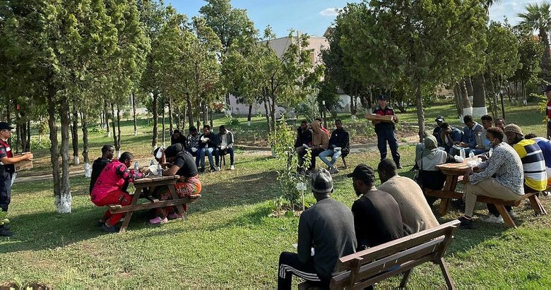 İzmir’de bir minibüste 53 düzensiz göçmen yakalandı