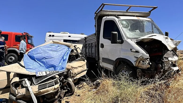 Manisa’da feci kaza! Otomobille kamyonet çarpıştı: 1 ölü, 1 yaralı