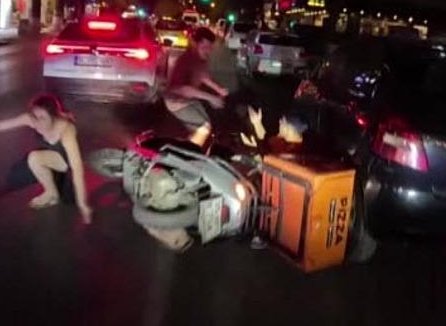 İzmir’deki kazada eşine motor çarpan adam sürücüye saldırdı