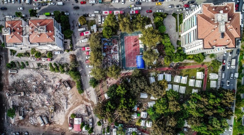 İzmir’de deprem sonrası şehirdeki tahribat havadan görüntülendi