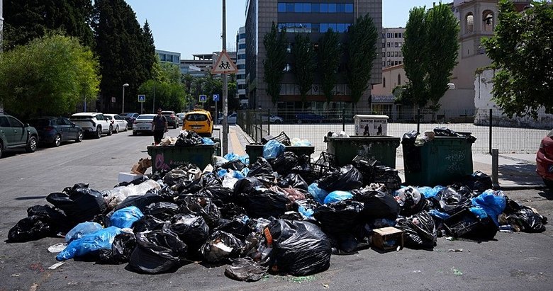 İzmir’de alışılmış görüntüler: Toplanmayan çöpler tepkilere neden oldu