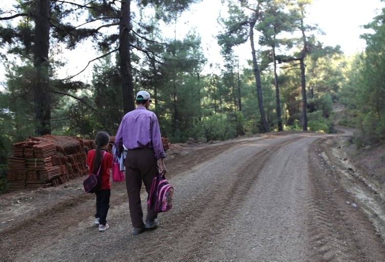 Muğla’da kızının okula gidebilmesi için veresiye parayla yol yaptırdı