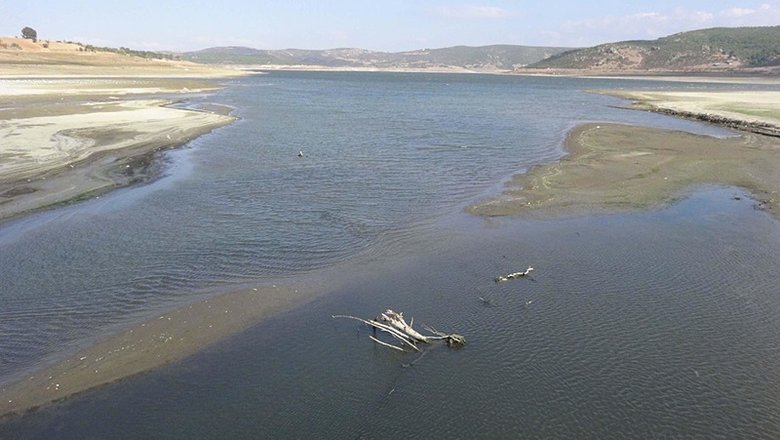 Barajda su seviyesi düştü, eski kara yolu ortaya çıktı