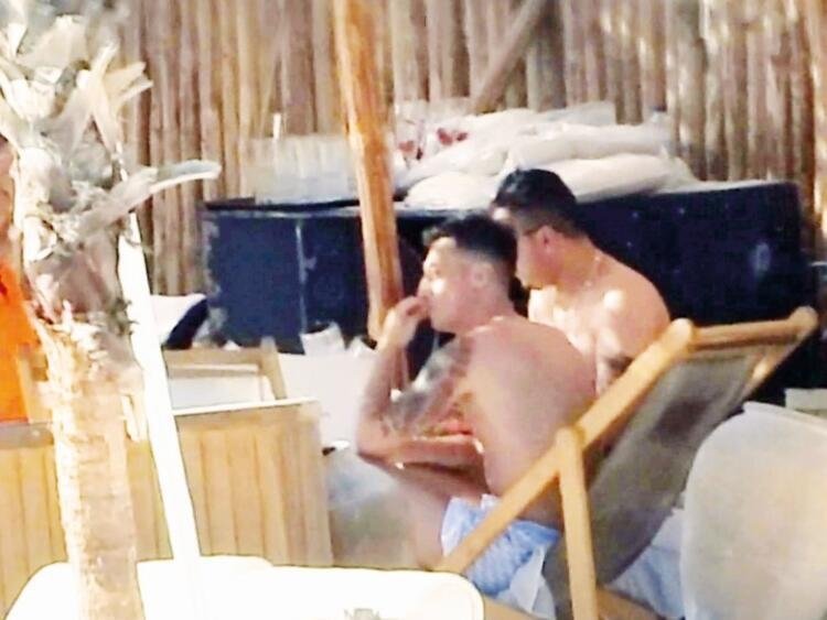 Mesut Özil ve Amine Gülşe’nin tatili devam ediyor! Villayı yeniledikleri para dudak uçuklattı!