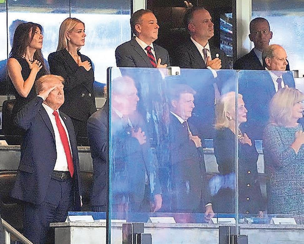 Trump, beyzbol maçını kurşun geçirmez cam arkasında izledi