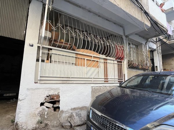 İzmir’de apartmanda ‘çöp ev’ isyanı! Hamam böcekleri ve fareler cirit atıyor