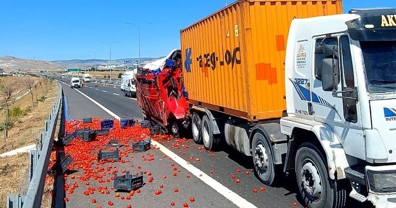 İzmir’de kamyon TIR’a arkadan çarptı: 1 ölü
