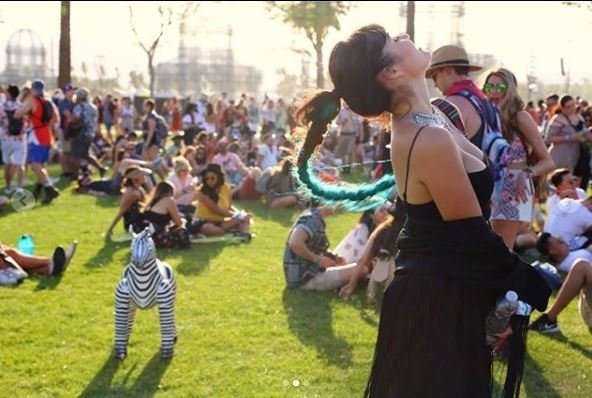 Hande Erçel Coachella Müzik Festivali’de cesur fotoğraflar paylaştı