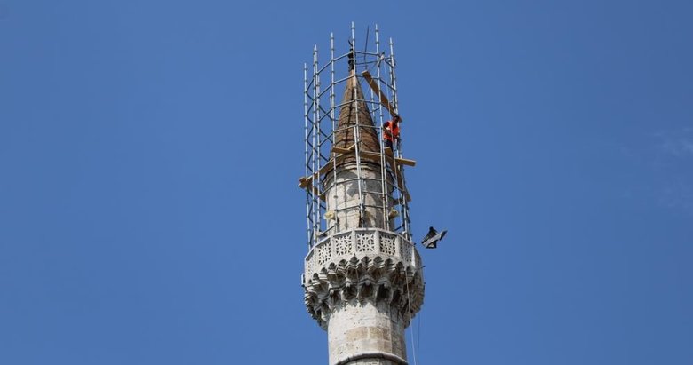 Minare tepesinde tehlikeli çalışma