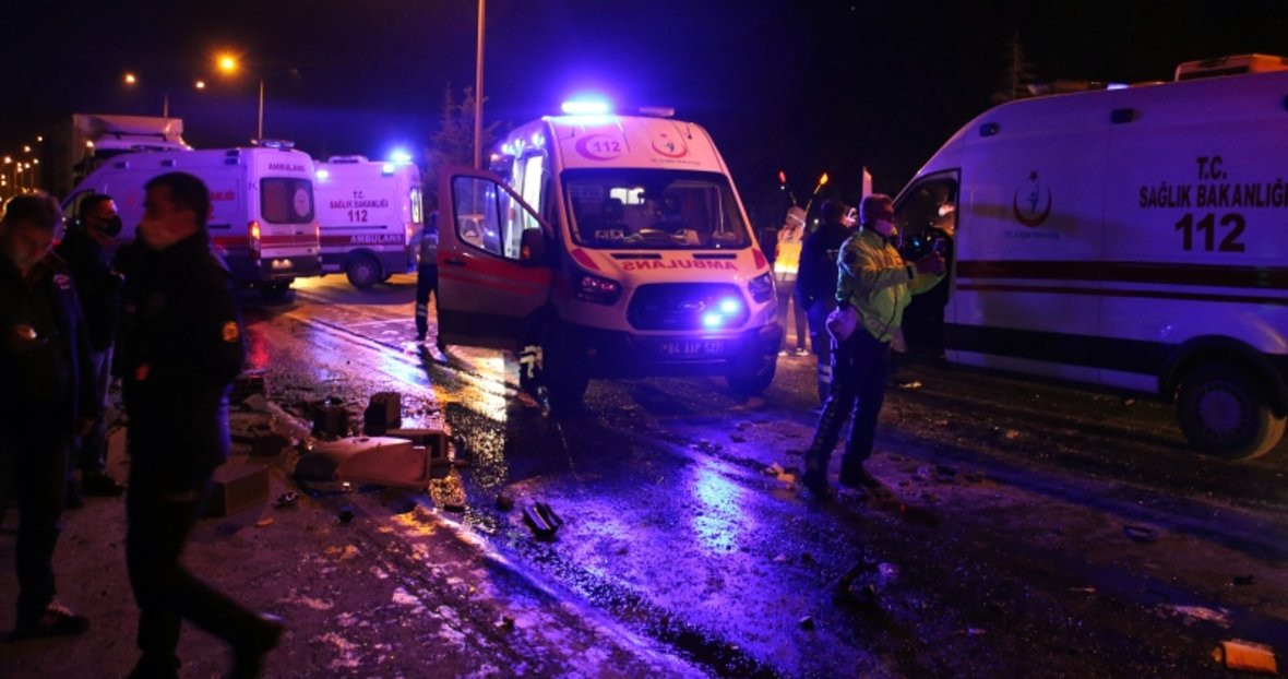 Usak Ta Korkunc Kaza Yolcu Otobusu Tir La Carpisti Usak Haberleri