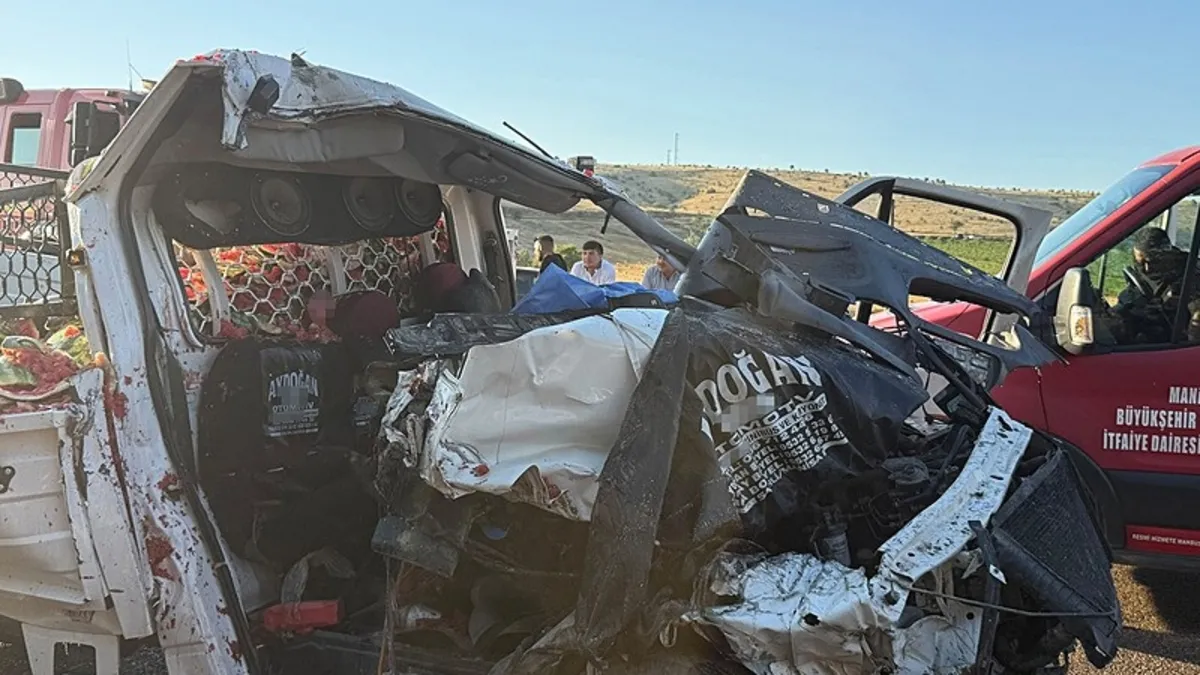izmir'den yola çıkmıştı! Manisa'da feci kaza: Kamyonet TIR'a ok gibi saplandı, 1'i ağır 2 kişi yaralı