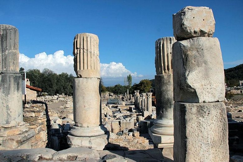 Stratonikeia’da antik dönemin en geniş caddesi ayağa kaldırılıyor