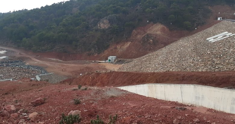 Uşak’ta barajın çatlaması nedeniyle köylüler tahliye ediliyor