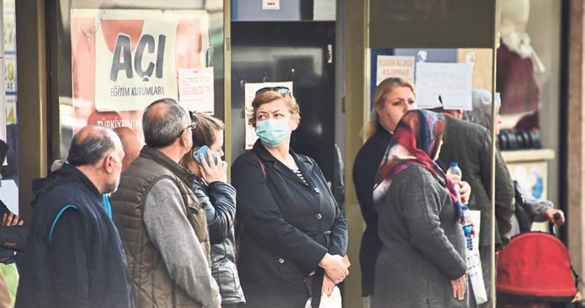 vatandaslar sokaga maske ile cikiyor
