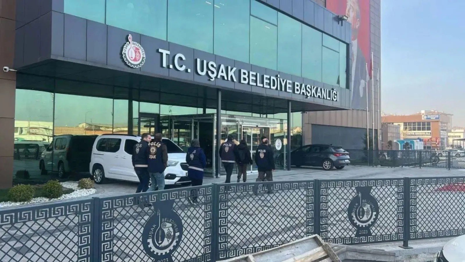 Uşak Belediyesi'ne yönelik yolsuzluk soruşturmasında iş insanından çarpıcı ifade! Battaniye detayı dikkat çekti