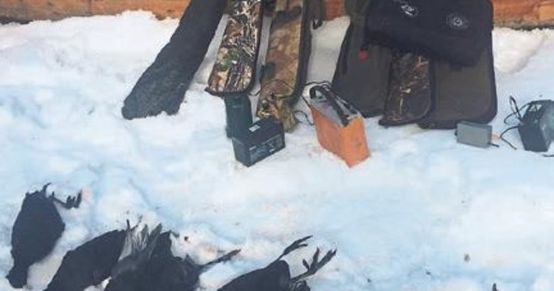 Kaçak avcılar vurdukları hayvanlarla yakalandı