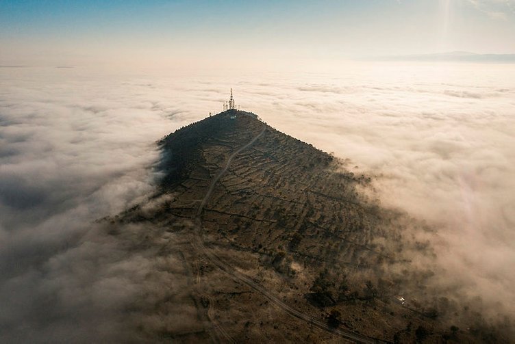 Afyonkarahisar’da Karahisar Kalesi’nde sisli havada eşsiz manzara