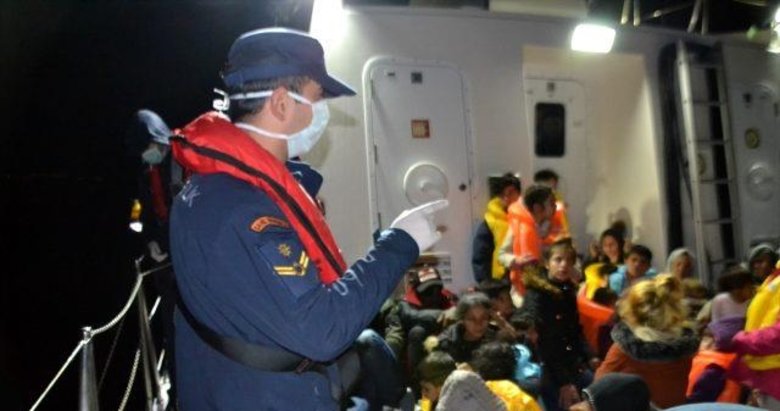 İzmir’de Yunan Sahil Güvenlik unsurlarınca geri itilen 79 sığınmacı kurtarıldı