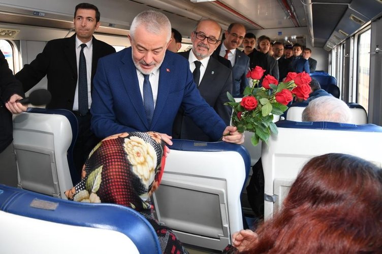 Isparta-İzmir arasında sefer gerçekleştirecek! Güller Ekspresi ilk yolculuğuna uğurlandı