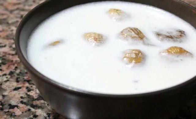 Kaynayan sütün içine atın! O kadar faydalı ki...