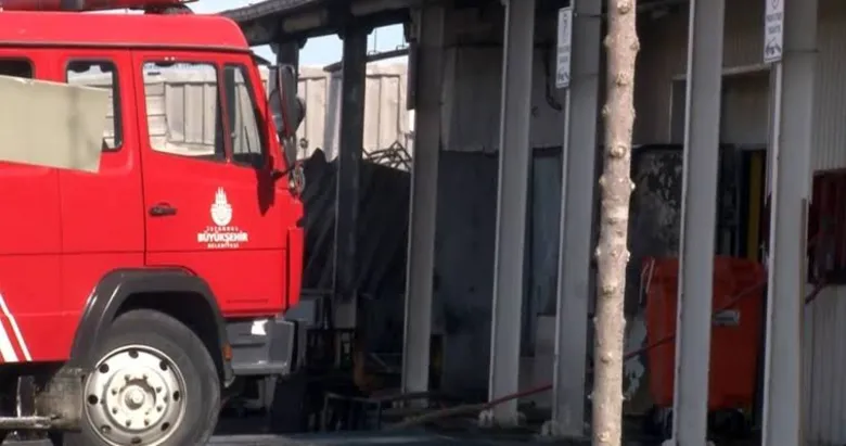 Manisa’da skandal görüntü: Seyir halindeki otomobilin tavanına çıkan kadın ile sürücü gözaltına alındı