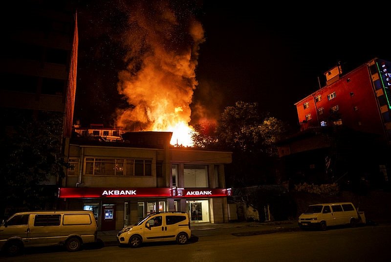 Ankara’da büyük yangın: 7 ev küle döndü