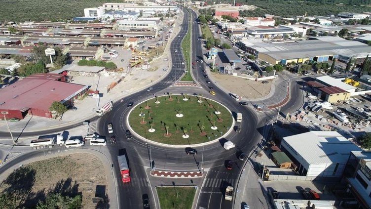 Yazın 2 milyon nüfusu buluyor! Edremit’te trafiği rahatlatan yapılar