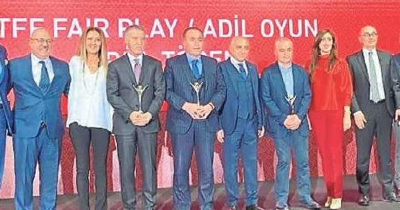 Ödülleri madenci ailelerine bağışladılar