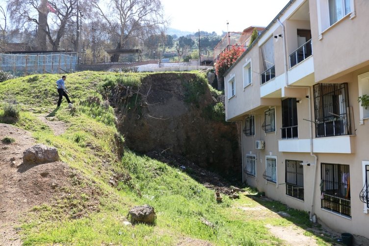 Manisa’da toprak kayması vatandaşların korkulu rüyası oldu