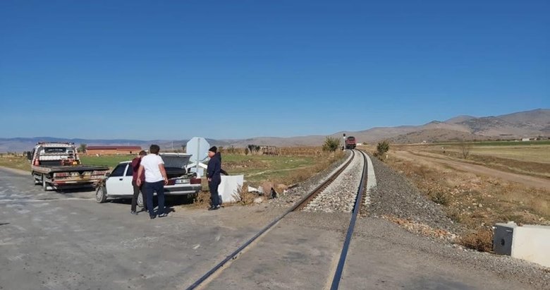 Afyonkarahisar’da yolcu treni otomobile çarptı!