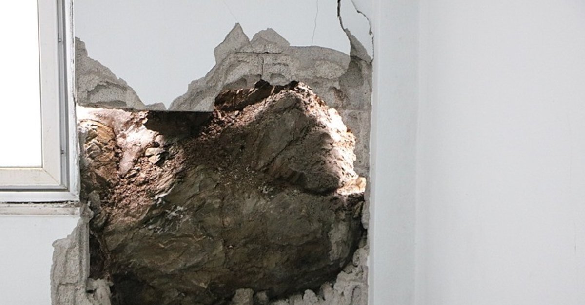 Yamaçtan kopan kaya parçası evin duvarına saplandı!